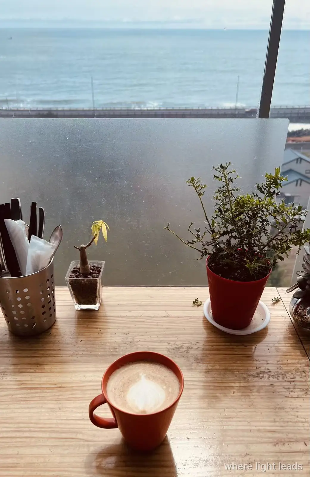 海を望む窓辺のコーヒー